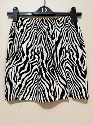 Mini skirt with animal print and front slit by Shein, like new