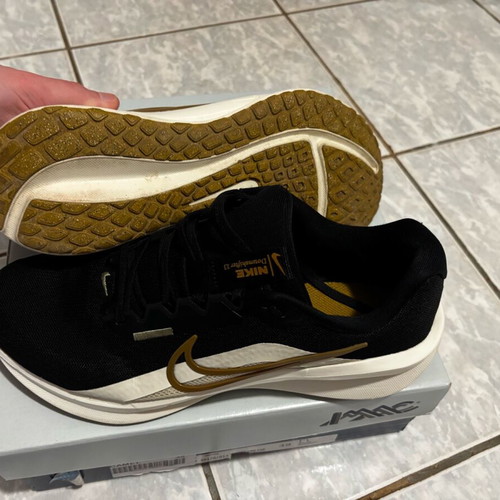 Nike Downshifter 13 Men's Athletic Shoes used, black beige