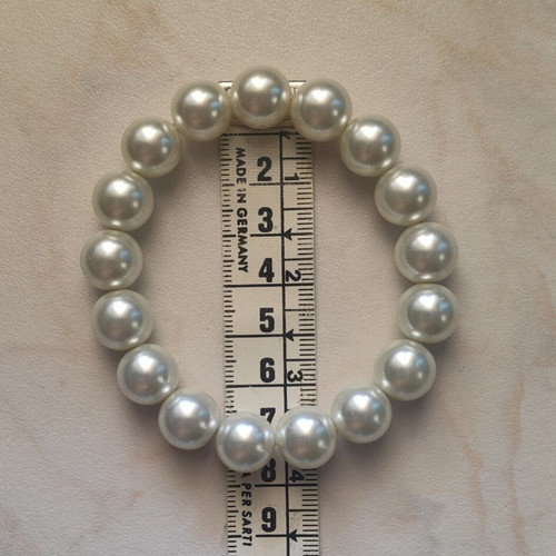 Elastic bracelet with large white pearls like new