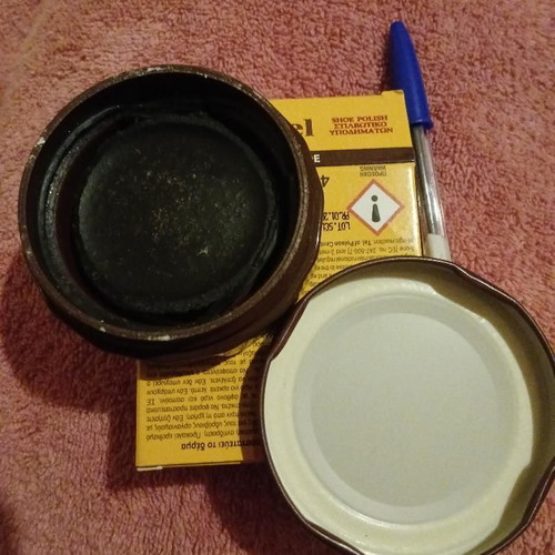 Camel shoe polish used for collection