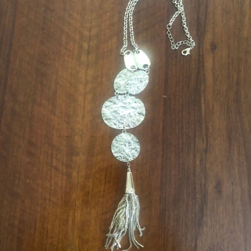 Long necklace in gold color like new