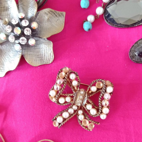 Vintage faux bijoux set used with missing parts