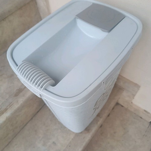 Rotho Plastic Feeder for Dog & Cat 25lt Beige like new