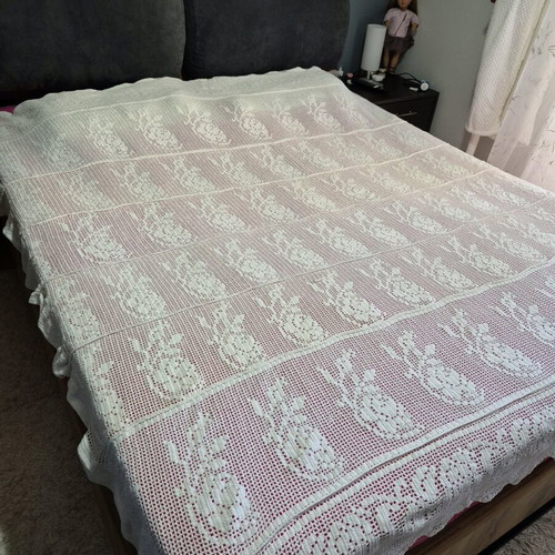 Handmade crocheted blanket like new 210×200