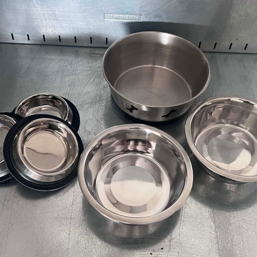 Stainless Steel Pet Bowls Set of 6 like new, various sizes