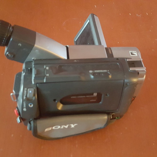 Sony Handyman CCD-TRV45E Video 8R used with case and cables
