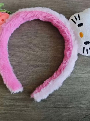 Лента за коса Hello Kitty нова с пухкави ягодови детайли