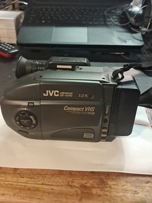JVC видеокамера с зарядно и 2 батерии, употребявана, в добро състояние