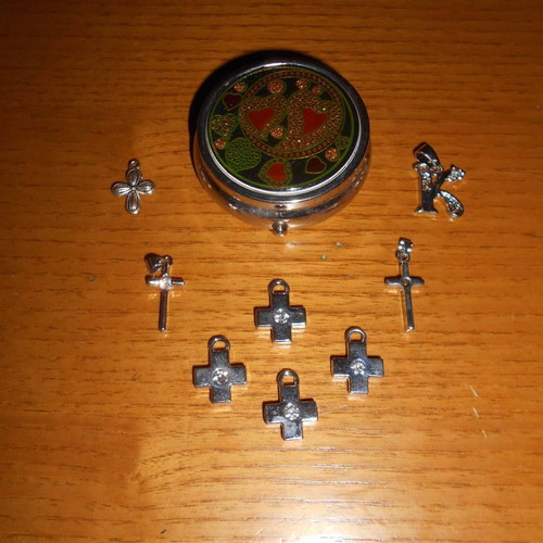 Necklace crosses used, 7 pieces, 1 monogram and metal storage box