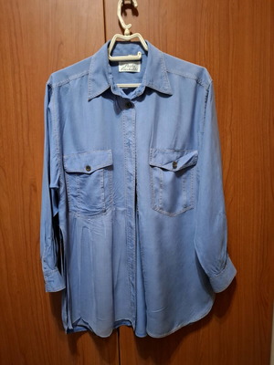 Blue shirt like new, size large