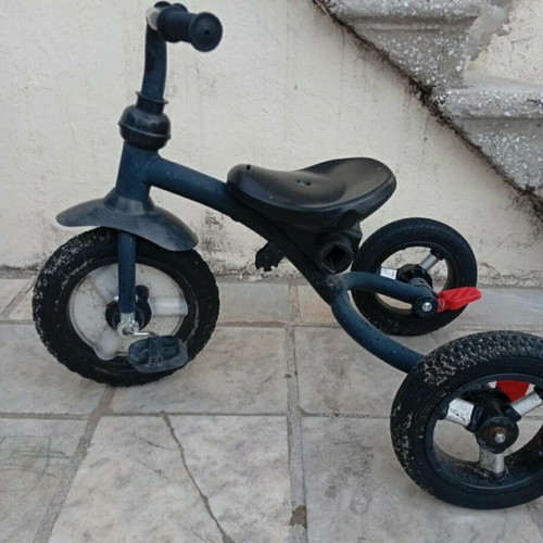 Children's tricycle like new with adjustable handle and canopy
