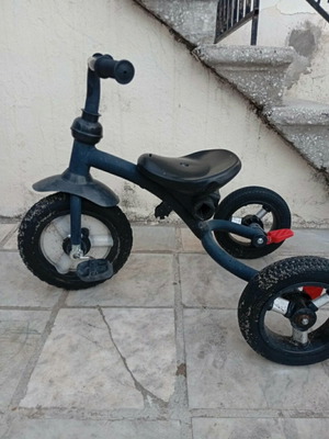 Children's tricycle like new with adjustable handle and canopy