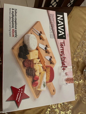 Ξύλινη επιφάνεια κοπής με 2 μαχαίρια και 1 πιρούνι ολοκαίνουργια