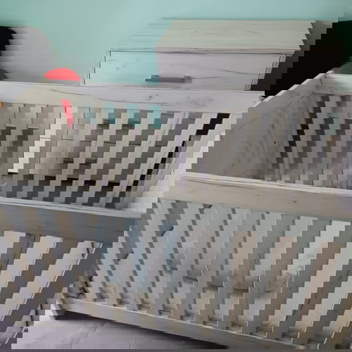 Κούνια κρεβάτι με συρταριέρα σαν καινούργιο, με στρώμα