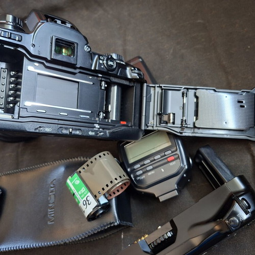 Minolta Dynax 600si Classic Black camera like new with lens and genuine flash