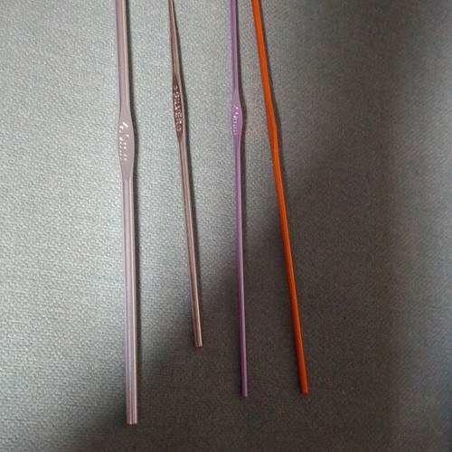 Crochet Hooks like new, set of 7, sizes 2 to 6