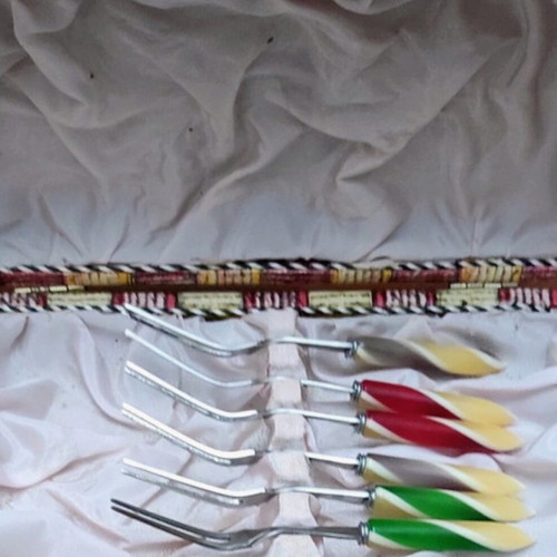 Vintage fruit fork set of six like new