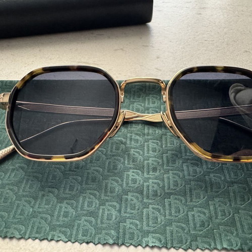 David Beckham sunglasses like new, gold frame with tortoise detail