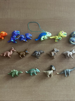 Kinder Surprise Natoons Dinosaur Figures like new, Jurassic World set