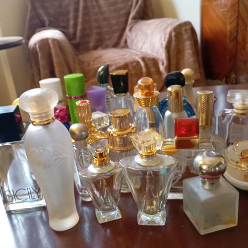 Set of 48 women's perfume bottles, empty and partially filled