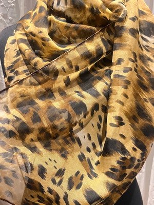 Tiger print scarf like new