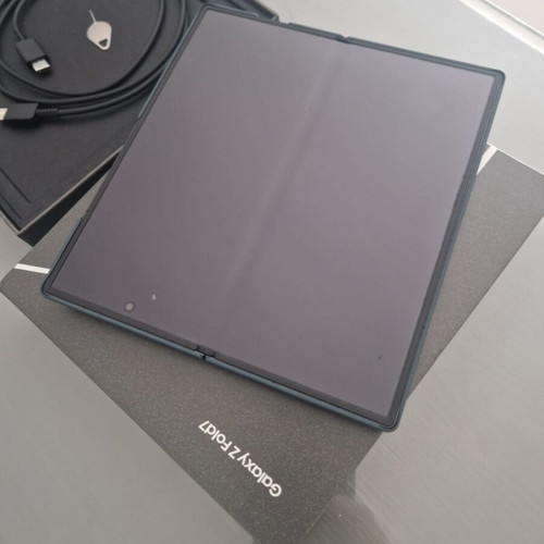 Samsung Galaxy Z Fold 7 512 Gb like new with warranty and 2 cases