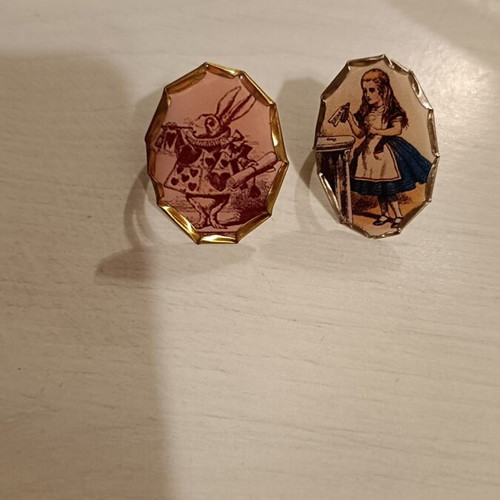 Alice in Wonderland rings set like new, 2 fashion jewelry