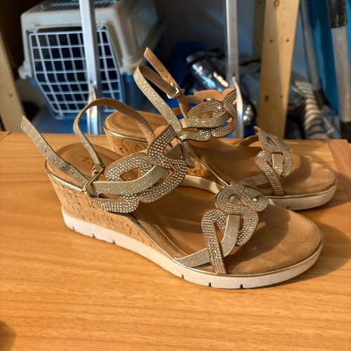 Tamaris sandals size 38 beige like new