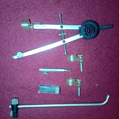 Compass used with pencil leads and extra accessories