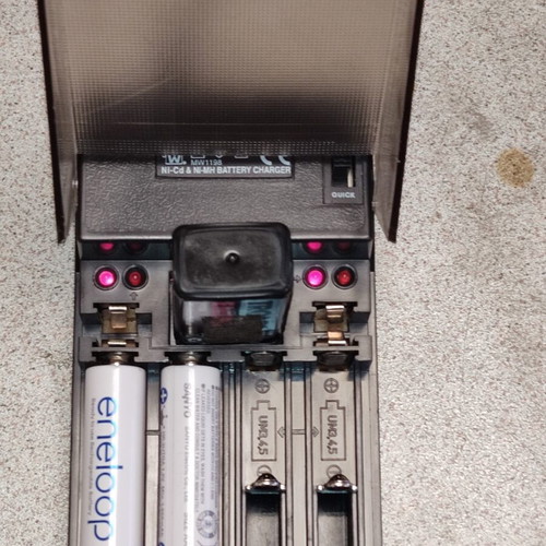 MW Ni-CD/Ni-MH battery charger MW-1198, 4 AA/AAA and 1 9V slots