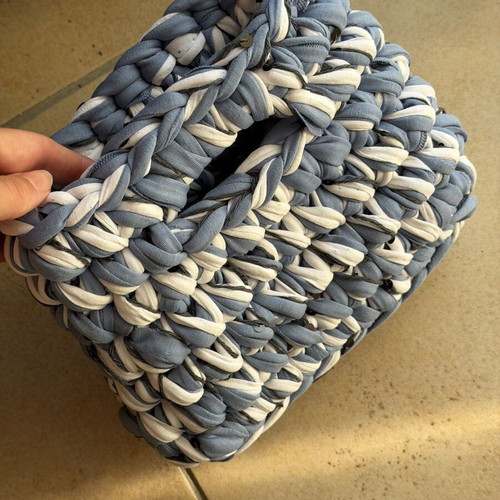 Small knitted handbag, white and blue