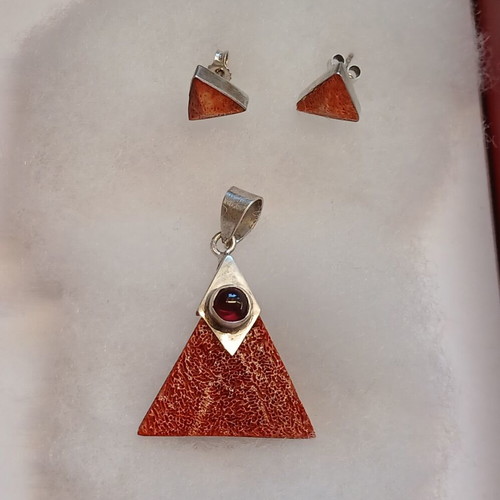 Silver 925 pendant and earrings set with coral and garnet, like new
