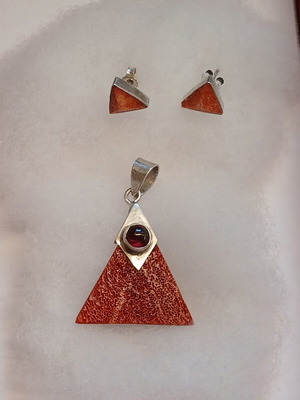 Silver 925 pendant and earrings set with coral and garnet, like new