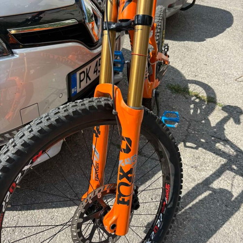 Santa Cruz V10 Full Carbon mountain bike like new, 27.5" wheels