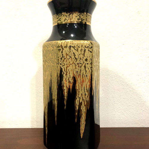 Handmade vase used with 24-carat gold leaf