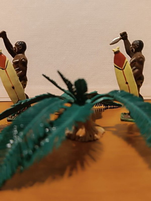 PAL two Zulu figures and one palm tree