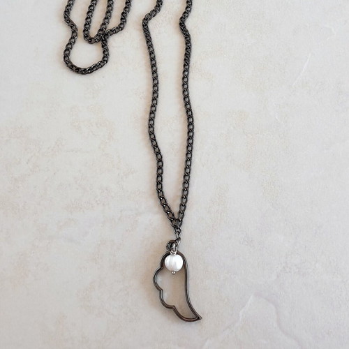 Women's necklace with black metal feather and natural pearl new