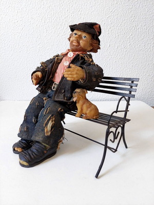 Vintage συλλεκτική φιγούρα «Άστεγος σε παγκάκι» μεταχειρισμένη, κεραμική και υφασμάτινη