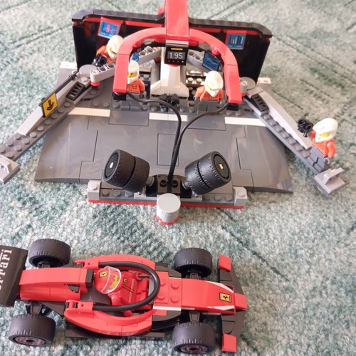 Lego City F1 Pit Stop & Pit Crew with Ferrari Car like new (60443)