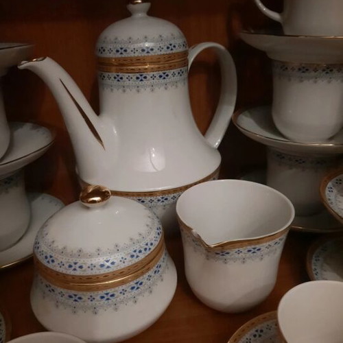 Ionia tea set like new with teapot, sugar bowl, creamer, and 6 cups