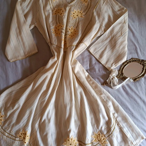 Vintage boho dress like new, size M with embroidered details