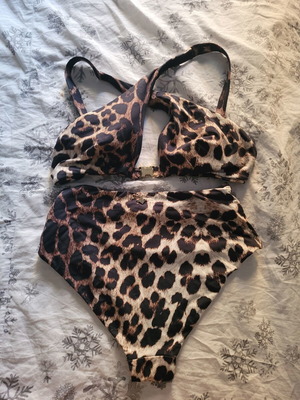 Sugar Free leopard print bikini set used, size L