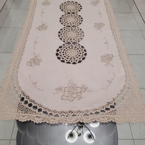 Set of 3 Semen Table Linens like new