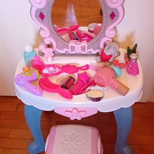 Martin Toys Beauty Vanity with Lights, Music and Stool like new