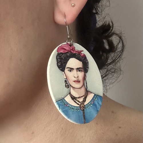 Earring with Frida Kahlo portrait like new, multicolor