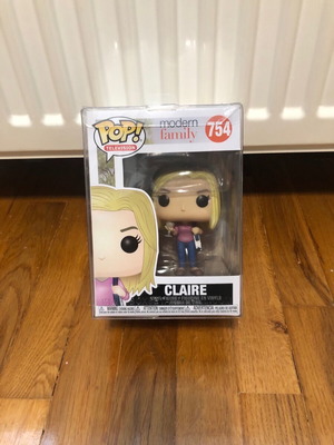Funko Pop Claire Modern Family new with extra protection