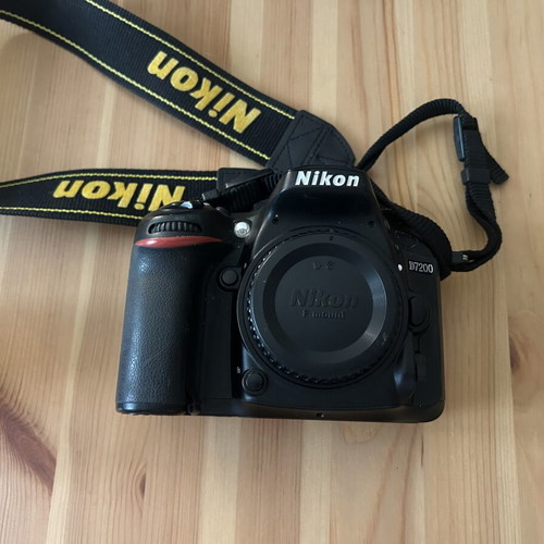 Nikon D7200 DSLR with NIKKOR 18-140mm VR lens and bag, full kit