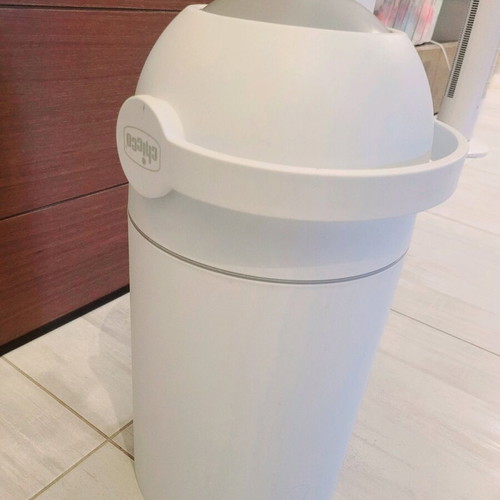 Chicco diaper disposal bin like new with odor sealing system