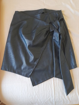 Wrap skirt like new, black leatherette, size S