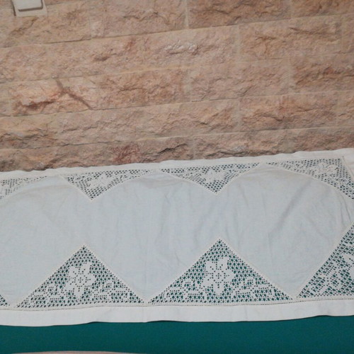 Table runner new with 8 crocheted corners and hand azuraki